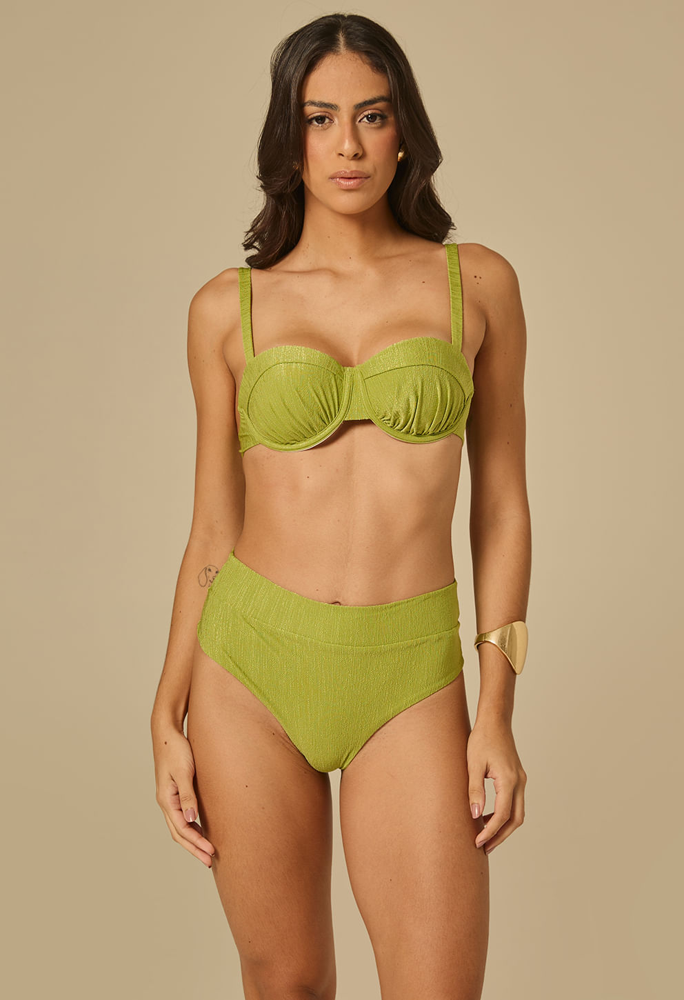 Modelo usando calcinha hot pants e top verde esmeralda, frontal, textura levemente brilhante