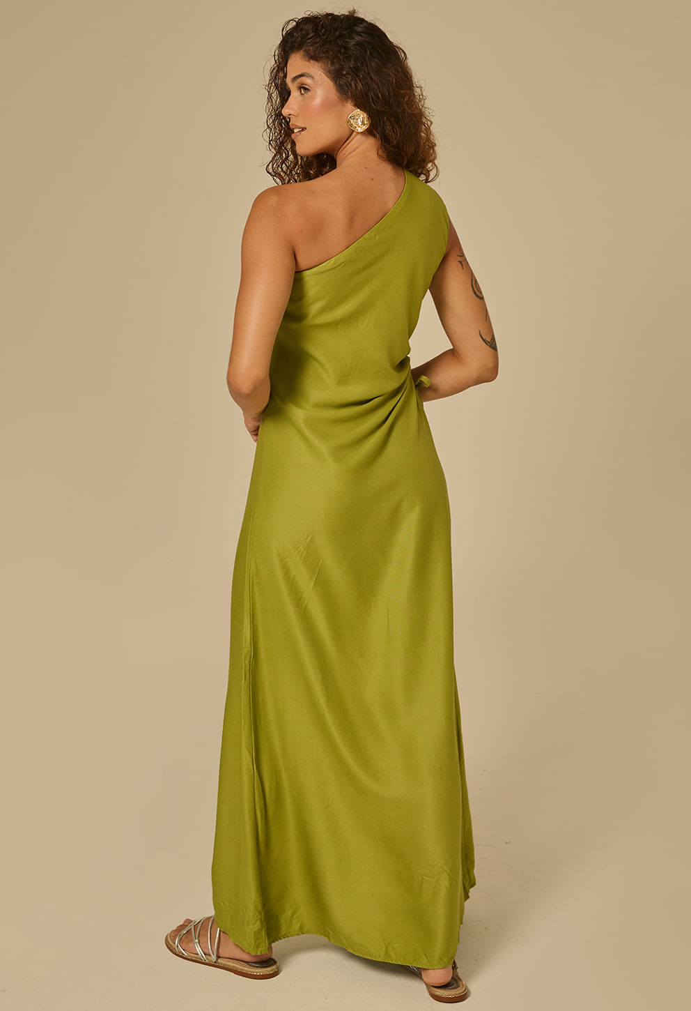 Vista traseira do vestido longo verde esmeralda com decote ombro único e caimento fluido
