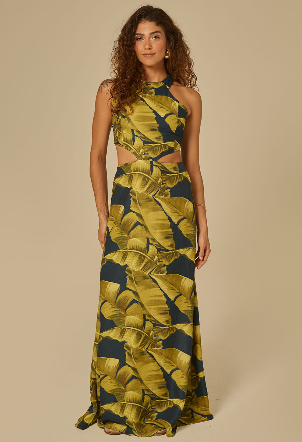 Vestido longo Martina Quatro Folhas em verde-oliva sobre fundo azul escuro, decote halter e recortes laterais