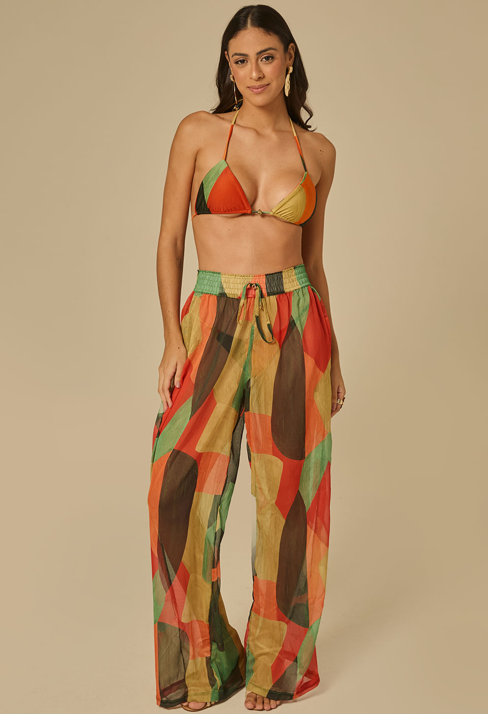 Calça pantalona estampa geométrica multicolorida com cós elástico e cordão