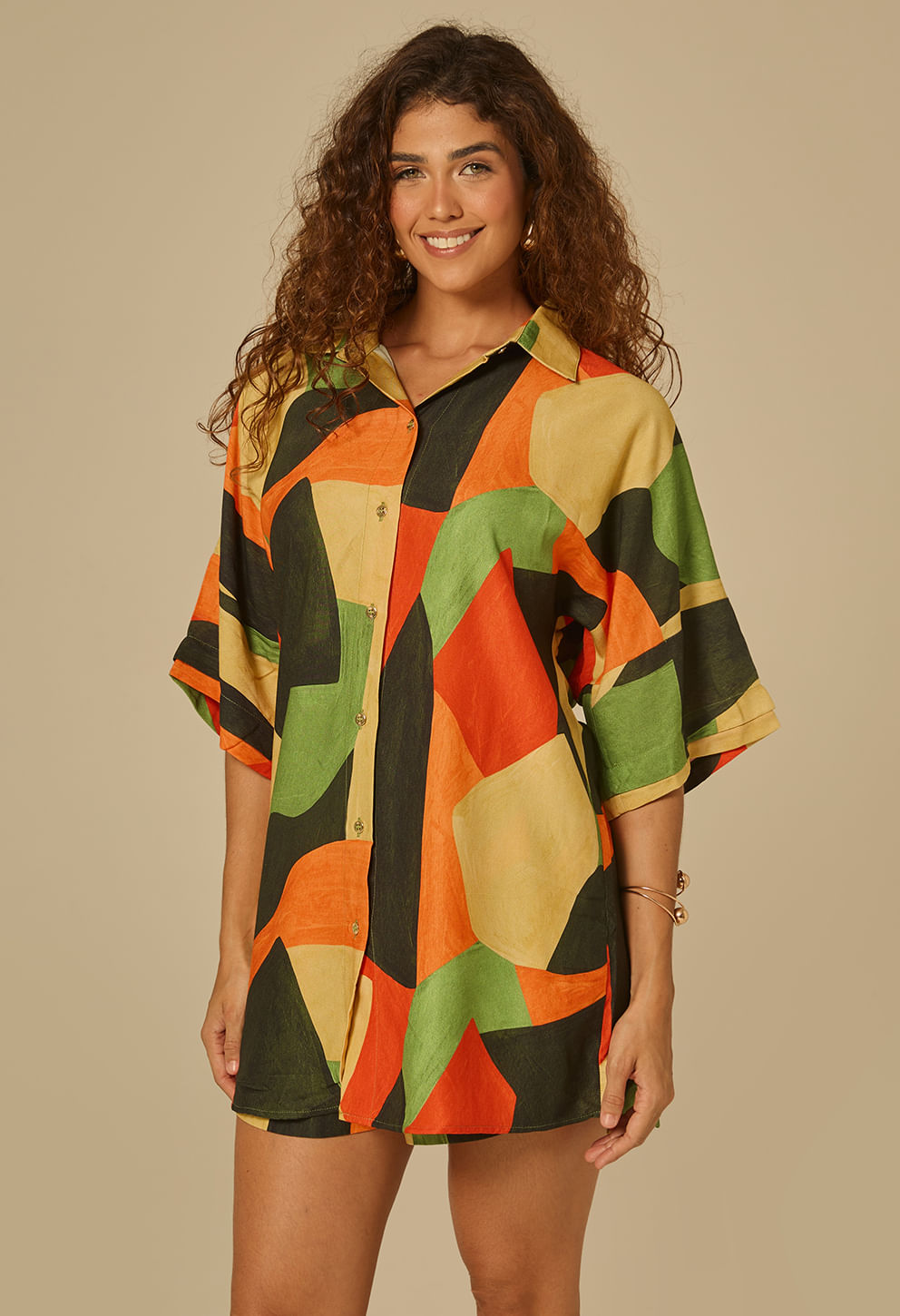 Camisão Lúcia Solare com estampa geométrica multicolorida, modelagem ampla e mangas 3/4.