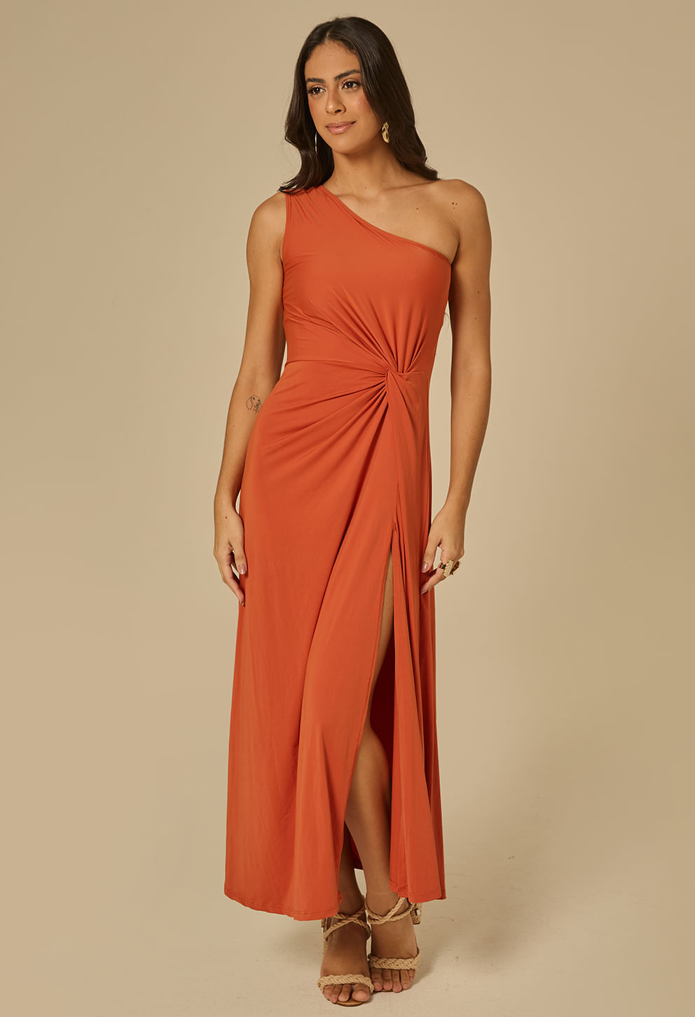 Vestido longo feminino terracota, modelo de um ombro só com drapeado e fenda frontal elegante.