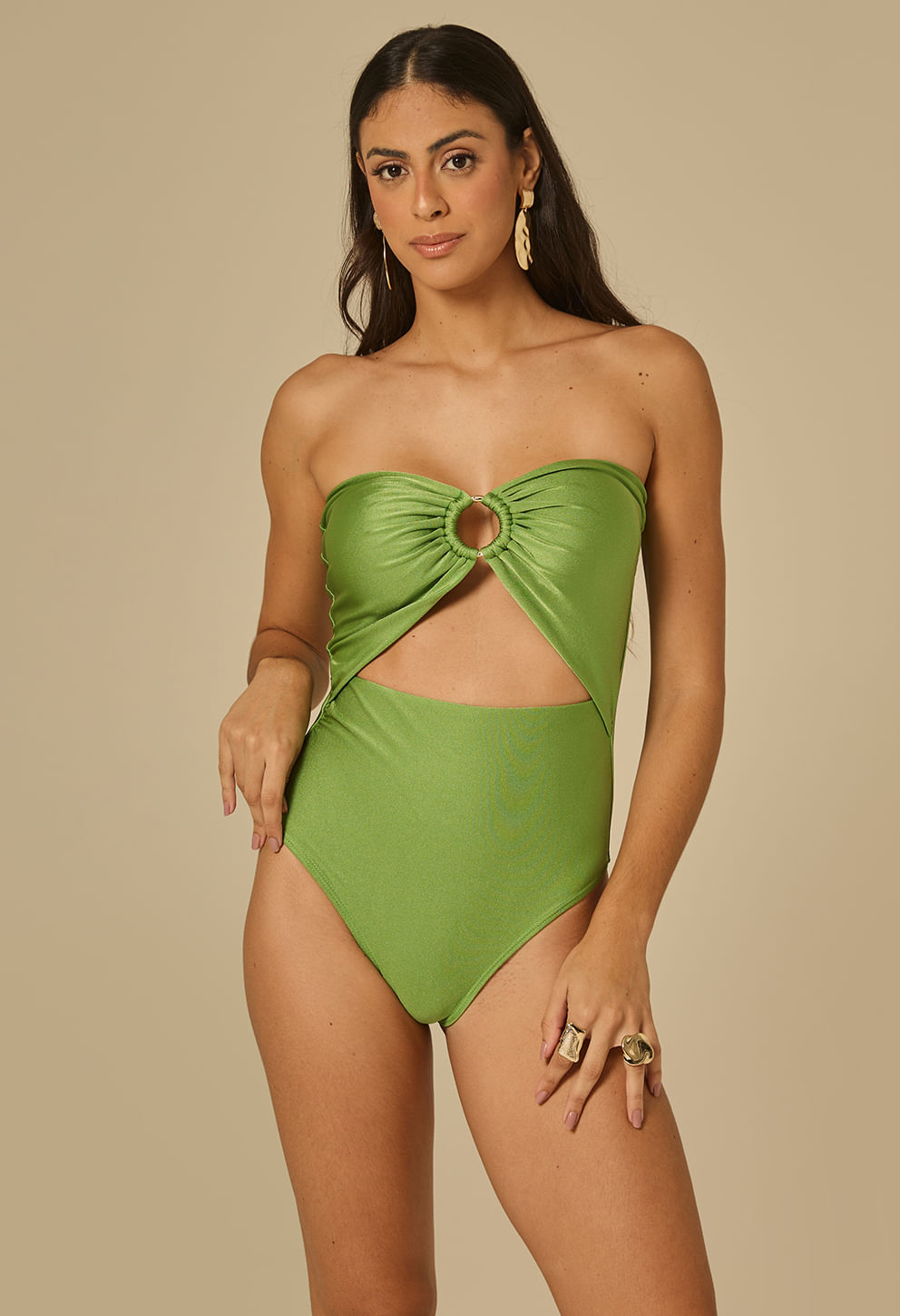 Modelo frontal vestindo body tomara-que-caia verde limão com recorte triangular frontal e argola circular dourada no centro.