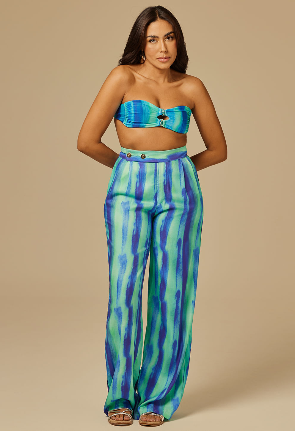 Cala7a feminina Brena Boreal em tecido leve com estampa em tons de azul e verde, modelagem reta e cintura alta com dois botes decorativos na lateral.
