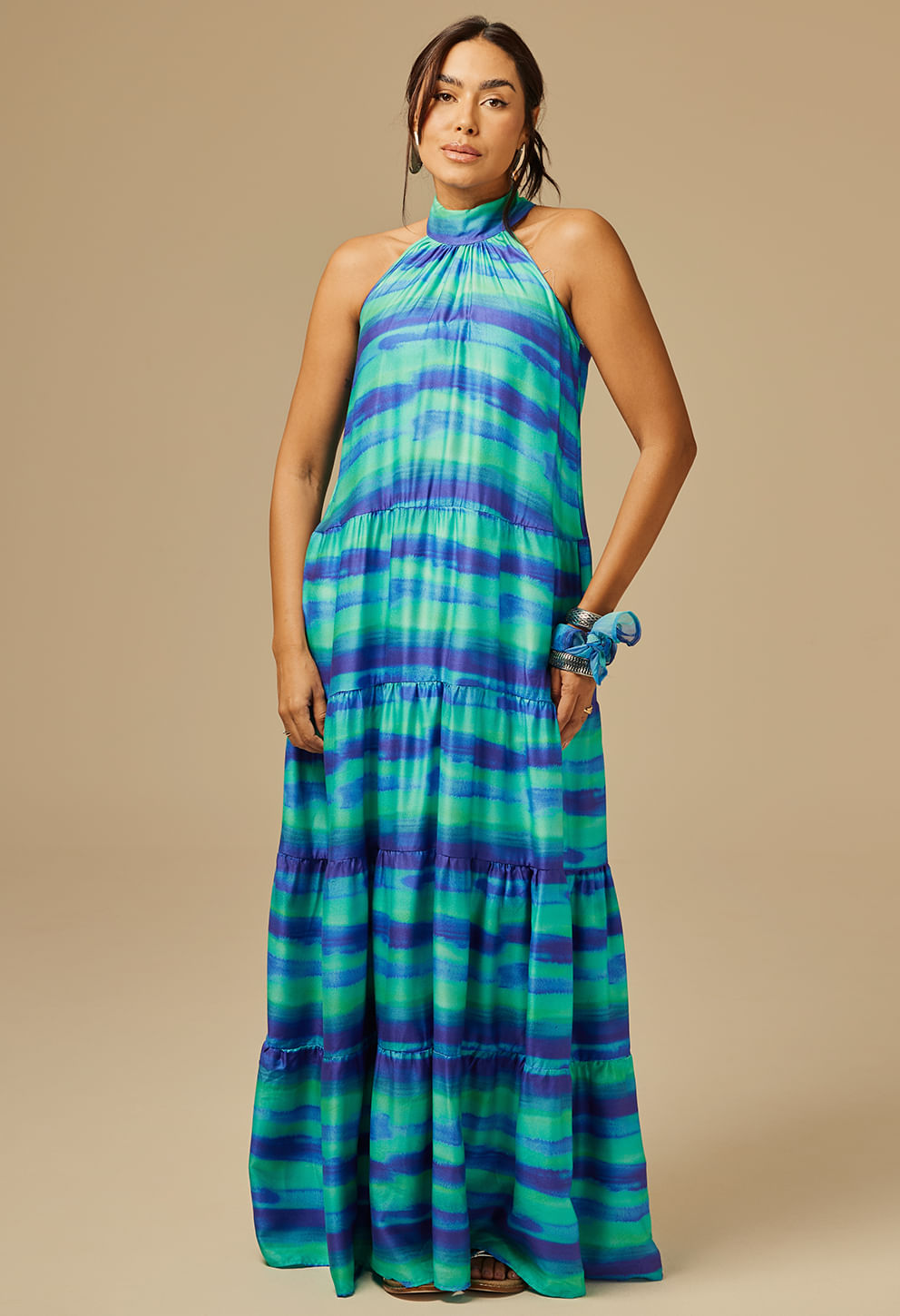 Vestido feminino longo New Jasmin Boreal em tons predominantes de verde e azul, com estampa listrada em efeito aquarelado