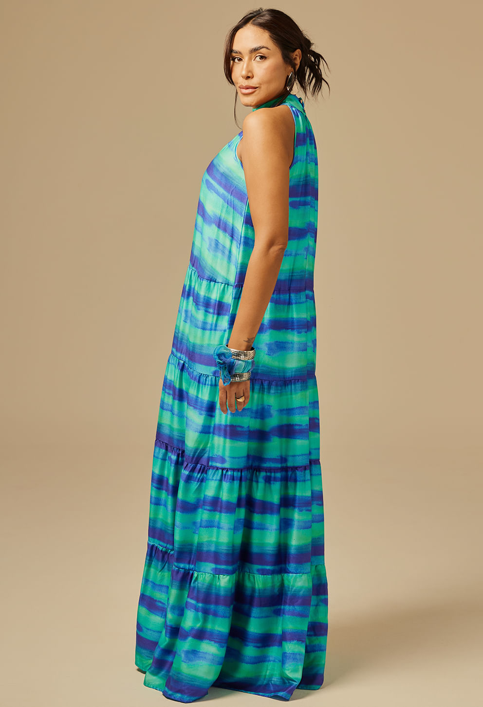 Vestido feminino longo New Jasmin Boreal em tons de verde e azul com estampa listrada em efeito aquarelado