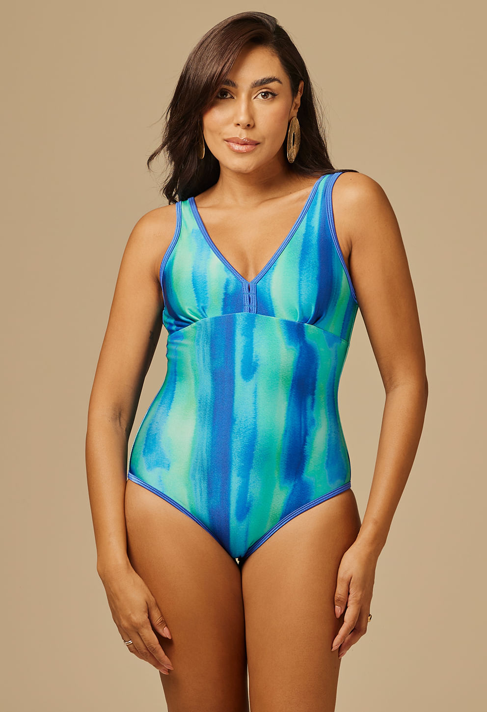 Maiô feminino dupla face em tons predominantes de azul e verde com estampa que lembra aquarela