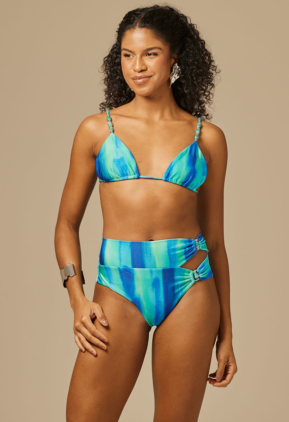 Modelo usando top de biquíni azul com pedras boreais e efeito tie-dye