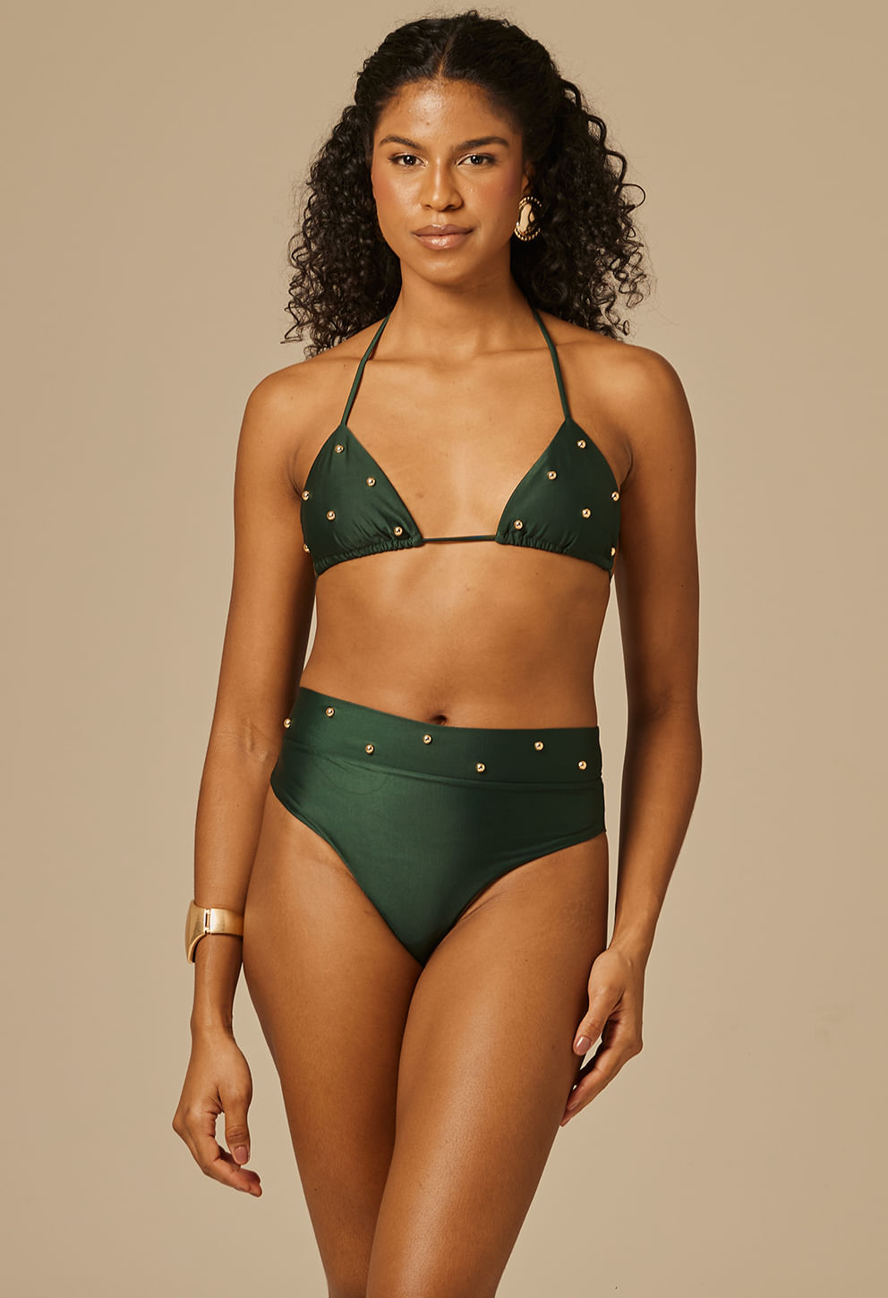 Modelo feminina usando top cortininha verde escuro com rebites dourados